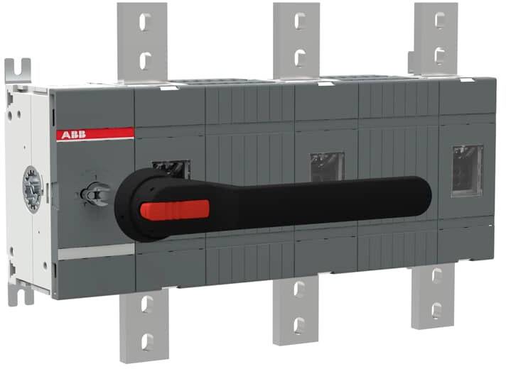 Szary wyłącznik z czerwoną dźwignią sterującą i wieloma metalowymi przyłączami, przeznaczony do stosowania w rozdzielniach elektrycznych.