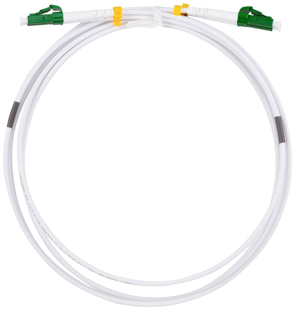 Białawy kabel światłowodowy z zielonymi złączami na obu końcach, ułożony w kształcie koła na białym tle.