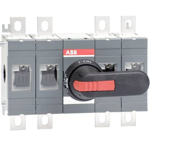 Szary metalowy główny wyłącznik elektryczny z czerwoną i czarną dźwignią, zamontowany na szarej podstawie, ustawiony w pozycji 'WYŁ'.
