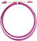 Różowe kablowe włókno światłowodowe używane do szybkich połączeń internetowych. Jest ułożone w kształcie koła.