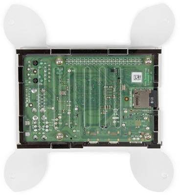 Płytka drukowana z widocznymi elementami elektronicznymi w przezroczystej obudowie. Odpowiednia do projektów DIY lub zestawów Arduino.