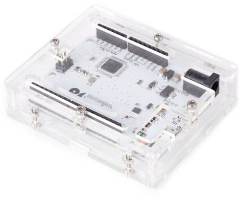 Przezroczysty box obudowy prezentuje płytkę Arduino z widocznymi złączami i obwodami, idealny do projektów elektronicznych.