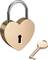 Metalowa kłódka w kształcie serca leży obok pasującego do niej klucza.