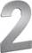 Liczba 2 z polerowanego metalu, wyróżnia się na białym tle.