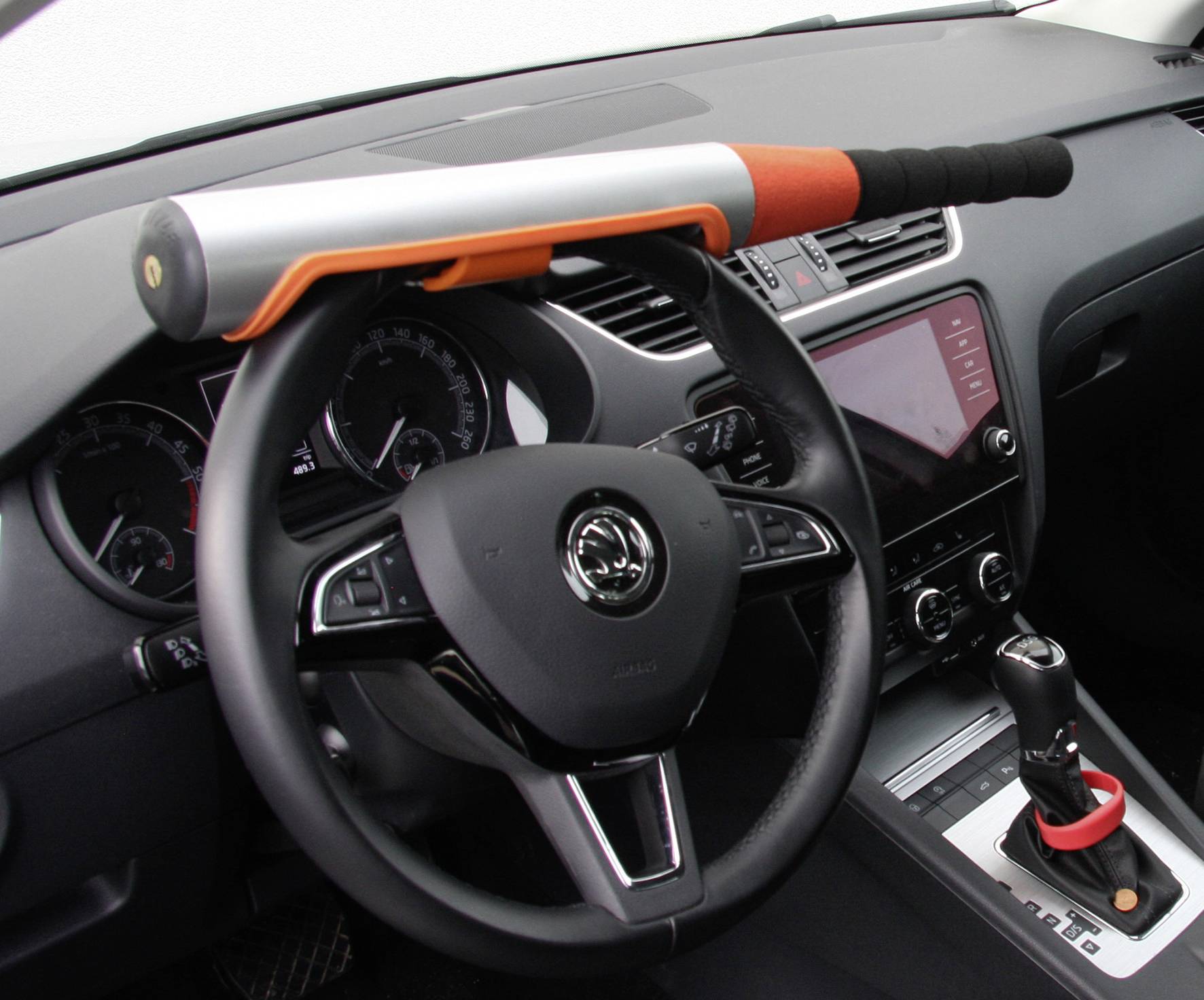 Kierownica z zamontowanym zabezpieczeniem przeciwkradzieżowym. Zamek bezpieczeństwa łączy kierownicę z deską rozdzielczą, aby zapobiec kradzieży samochodu.