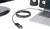 Podłączony laptop jest połączony z monitorem za pomocą kabla DisplayPort. W tle widoczne są głośniki.