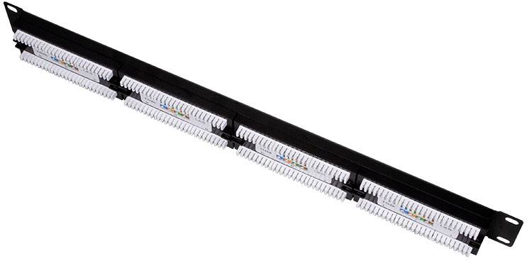 Patch panel z wieloma gniazdami RJ45, używany do organizacji połączeń sieciowych w serwerowni.