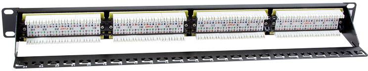 Patch panel z wieloma portami i kablami w kolorowych oznaczeniach, służący do organizacji i łączenia przewodów sieciowych w serwerowni.