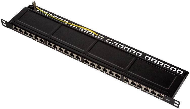 Panel krosowniczy do sieci z 24 portami Ethernet, w czarnej obudowie, przeznaczony do montażu w szafie serwerowej w celu organizacji okablowania.