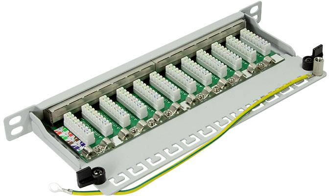 Panel krosowy z wieloma portami do zarządzania okablowaniem sieciowym, wyposażony w kabel uziemiający i przystosowany do montażu w szafach rack.