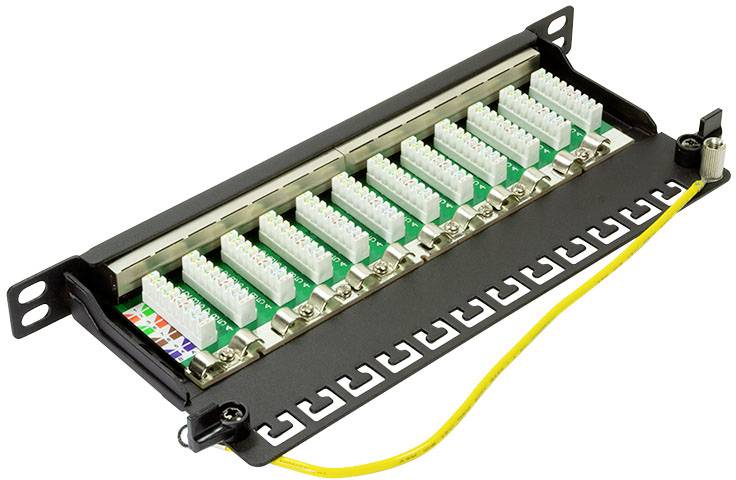 Patch panel LWL z 12 portami, kołnierze montażowe po lewej i prawej stronie, żółty kabel uziemiający, zielone gniazda do połączeń kabli światłowodowych.