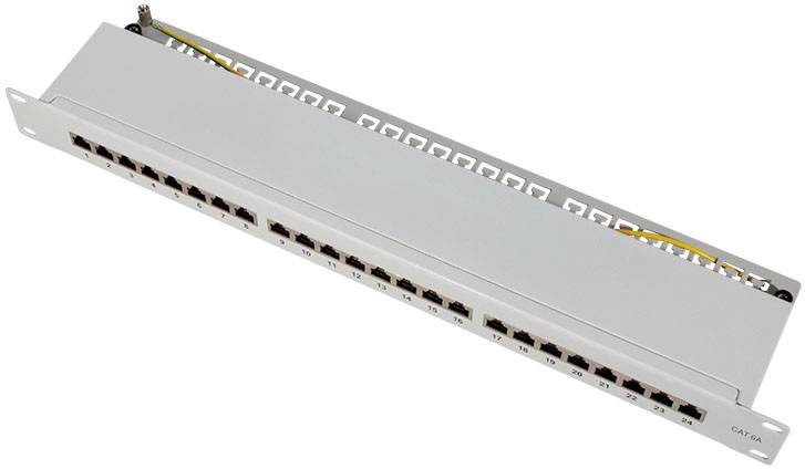 Patch panel z 24 gniazdami sieciowymi, obudowa metalowa w kolorze białym, porty oznaczone numerami, z listwą do prowadzenia kabli na górze, przystosowany do montażu w szafie rack.