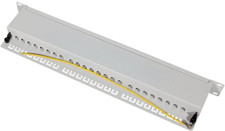 Szary panel do zarządzania kablami w stojaku z wieloma owalnymi otworami wentylacyjnymi i żółtym kablem biegnącym wzdłuż górnej krawędzi.