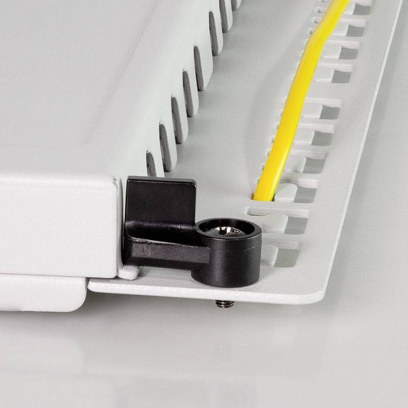 Szara obudowa z tworzywa sztucznego z żółtym przewodem połączeniowym i zamontowanymi na niej plastikowymi uchwytami.