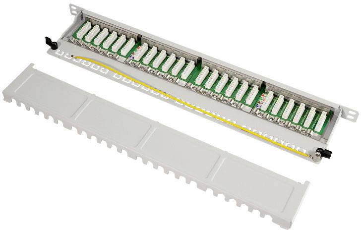 Otwarte pole rozdzielcze z wieloma złączami kablowymi i zdjętą pokrywą, prawdopodobnie przeznaczone do instalacji sieciowych.