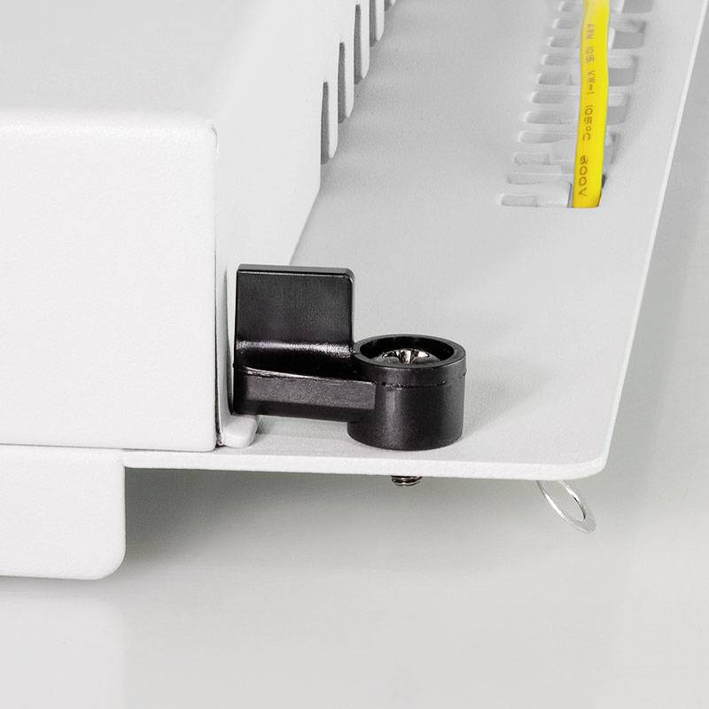 Biały segregator z metalowym mechanizmem segregujący leży na białym tle. Żółty ołówek tkwi w jednej z kieszeni na przybory.