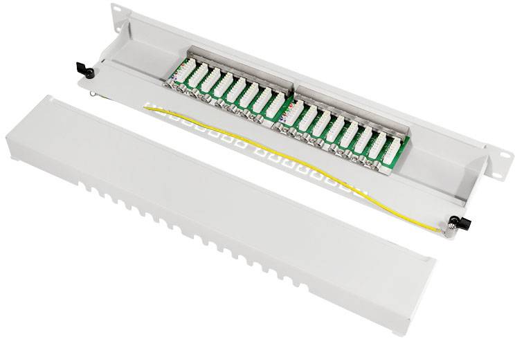 Panel krosowy światłowodowy z otwartą pokrywą, ukazujący rzędy gniazd dla kabli światłowodowych, odpowiedni do okablowania sieciowego.