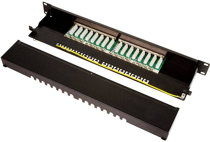 Metalowa szafa telekomunikacyjna z otwartą pokrywą, prezentująca rzędy złączy kabli światłowodowych, przeznaczona do organizacji i prowadzenia okablowania sieciowego.