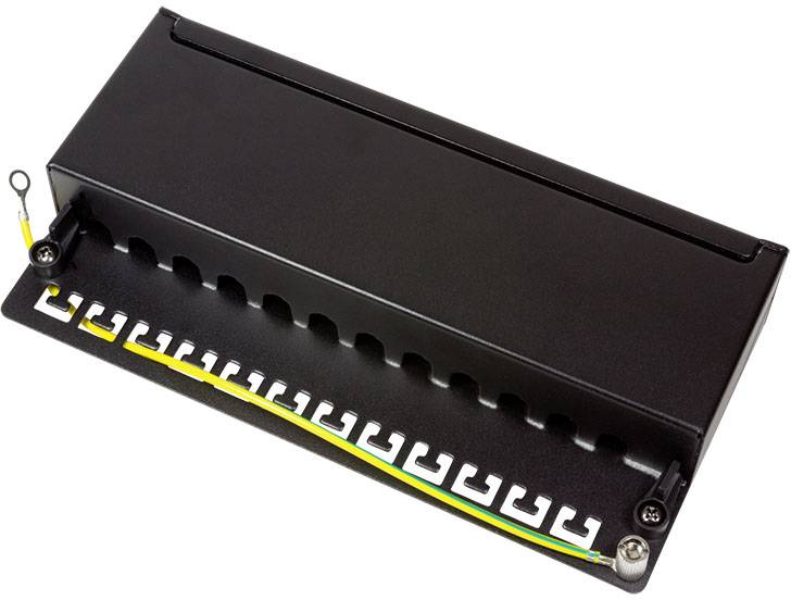 Czarna elektryczna skrzynka przyłączeniowa z wieloma otworami kablowymi i zamontowaną szyną uziemiającą.