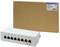 Patch panel z 8 portami, kategorii CAT 6A, oraz karton marki LogiLink w tle.