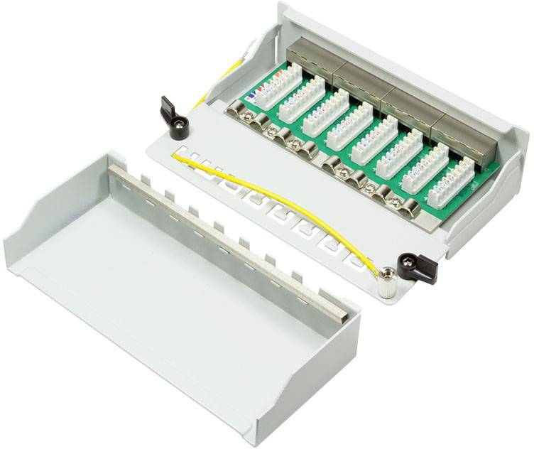 Otwarta skrzynka rozdzielcza z wieloma złączami kablowymi i osłoną ochronną, prezentująca wewnętrzne okablowanie i komponenty techniczne.