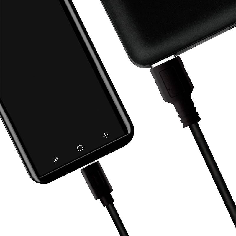 Czarny smartfon jest ładowany za pomocą kabla USB. Kabel jest podłączony do gniazda ładowania telefonu.