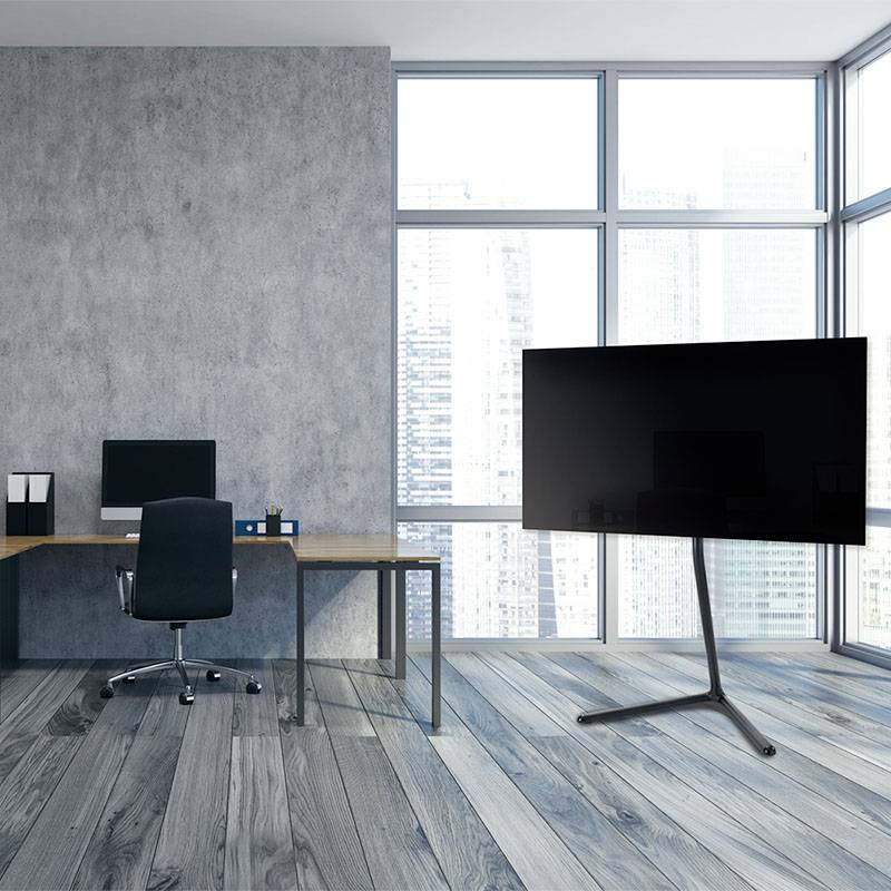 Nowoczesne biuro z dużym oknem, z widokiem na miasto. Biurko z fotelem skórzanym, ekran komputera na podstawce, drewniana podłoga.