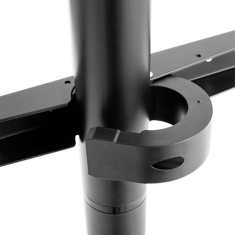 Czarny metalowy stelaż z okrągłym hakiem, odpowiedni do mocowania lub podtrzymywania konstrukcji.