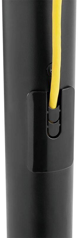 Czarna rura z żółtym przewodem przebiegającym przez kanał kablowy.