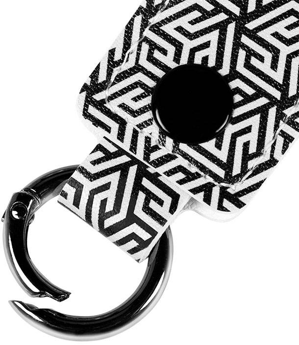 Czarno-biały brelok w geometrycznym wzorze z zamknięciem w kształcie koła.