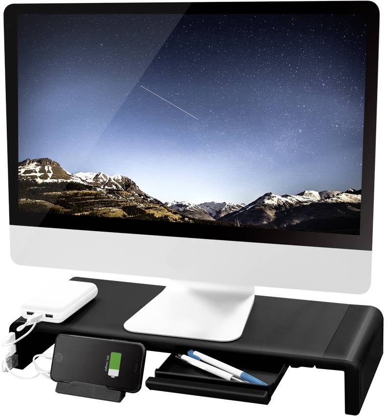 Ekran komputera wyświetla nocny krajobraz górski. Na biurku leży smartfon podłączony do ładowarki, powerbank, długopisy i notatnik.