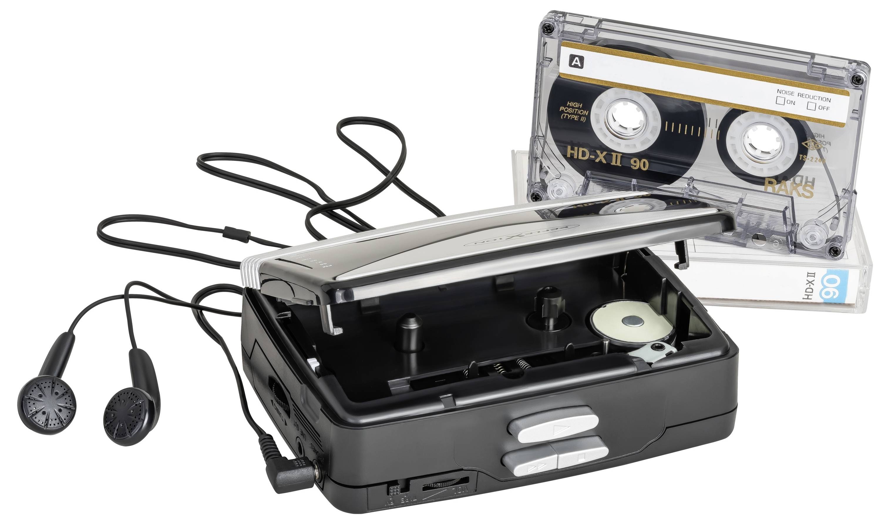 Przenośny odtwarzacz kaset z słuchawkami douszными, pokazany ze włożoną kasetą magnetofonową i inną kasetą w tle.