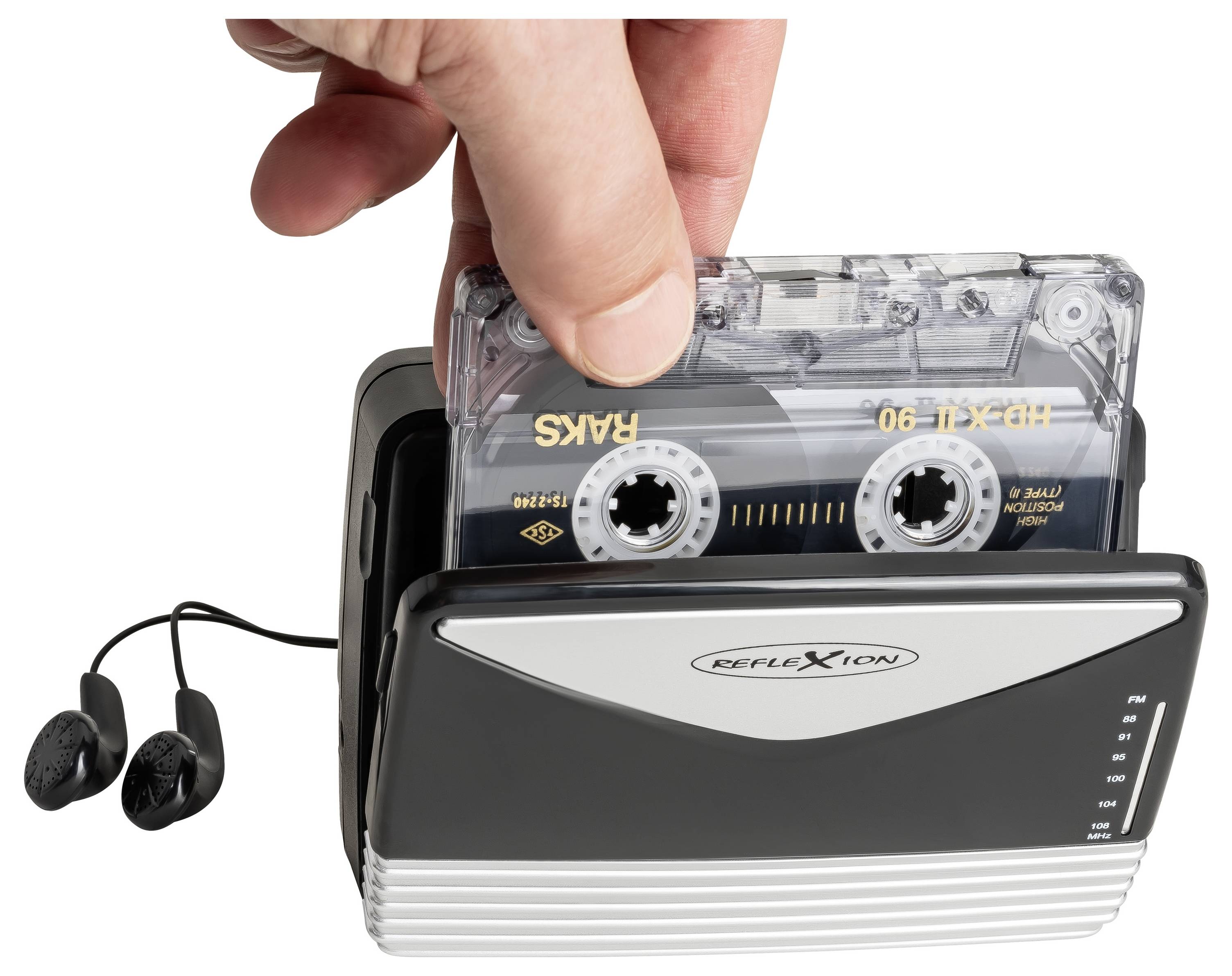 Ręka wkładająca kasetę magnetofonową do przenośnego odtwarzacza kaset z dołączonymi słuchawkami na białym tle.