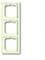 Potrójna ramka z tworzywa sztucznego w jasnozielonym odcieniu, odpowiednia do włączników lub gniazd elektrycznych, ustawiona w pionie.