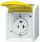 Biało-żółte, zabezpieczone przed rozbryzgami wody zewnętrzne gniazdo elektryczne z otwartą klapką.