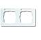 Podwójna ramka z białego plastiku, odpowiednia do instalacji dwóch gniazd elektrycznych lub przełączników.