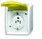 Biała wtyczka z żółtą pokrywą ochronną, odpowiednia do użycia w wilgotnych środowiskach.