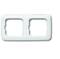 Biała, prostokątna podwójna osłona przełącznika z dwoma kwadratowymi wycięciami, odpowiednia do włączników światła lub gniazd elektrycznych.