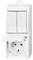 Rysunek przedstawia białą kombinację gniazd elektrycznych ze złożonym przełącznikiem świateł na górze i gniazdem elektrycznym z pokrywą na dole.