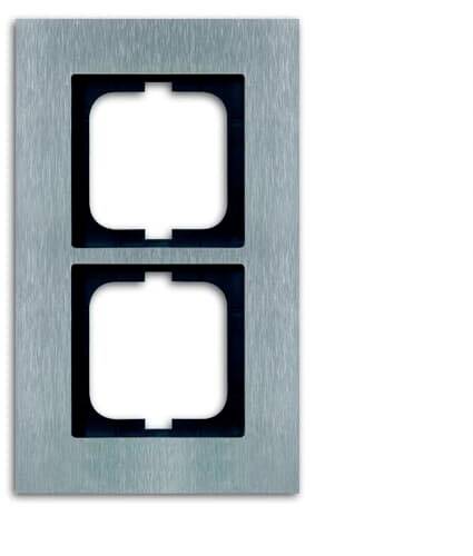 Podwójna rama do gniazd lub włączników, prostokątna, metalowa, z dwoma otwartymi wycięciami.