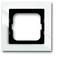 Kwadratowa, biała płyta ramowa z tworzywa sztucznego z centralnym, czarnym wycięciem, przeznaczona do montażu gniazd elektrycznych lub przełączników.