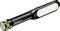 Czarna, wydłużona latarka z zielonym nakryciem i bocznym paskiem świetlnym. Po lewej stronie znajduje się przycisk.
