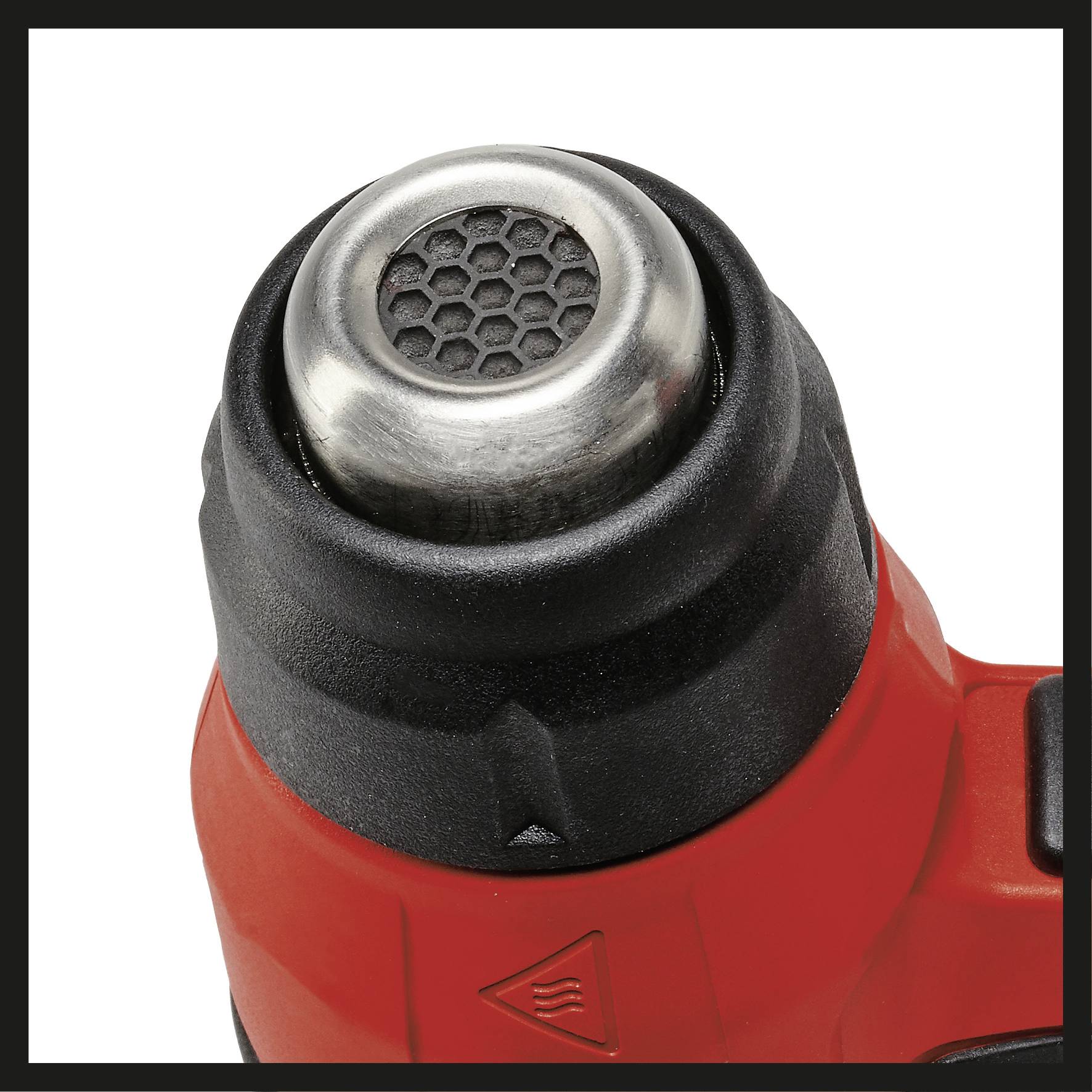 Czerwono-czarny pistolet na gorące powietrze z metalową dyszą, ujęcie z bliska. Narzędzie do projektów majsterkowiczów, przydatne do usuwania farby.