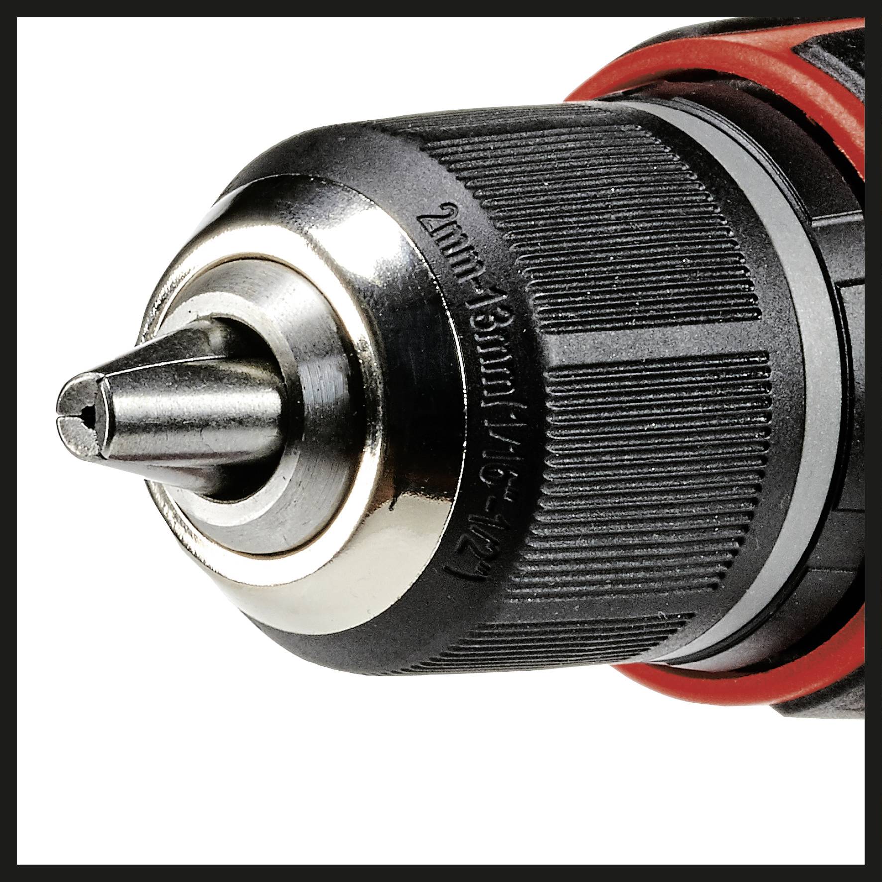 Zbliżenie uchwytu wiertarskiego zcentrownikiem. Jest wykonany z metalu i przedstawia oznaczenia wielkości od 2 do 13 mm.