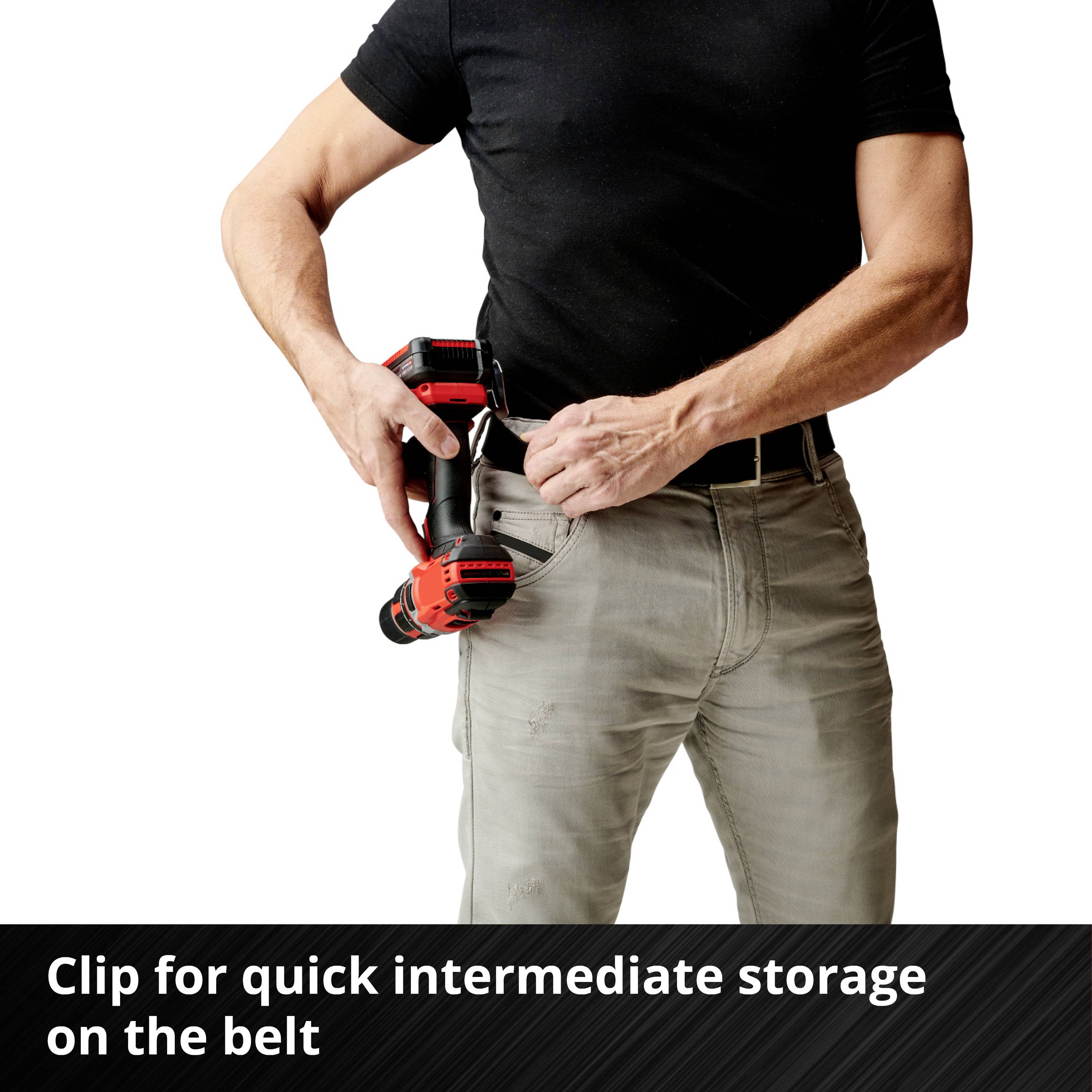 Mężczyzna mocuje wiertarkę na klipsie przy pasie. Tekst: 'Klips do szybkiego przechowywania przy pasku'.
