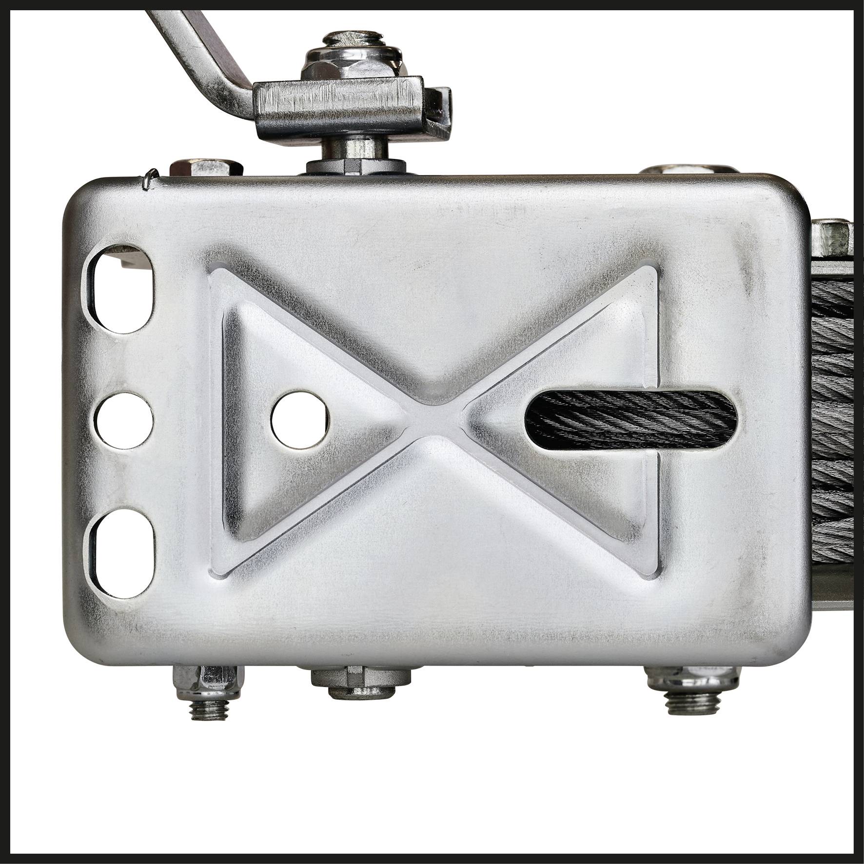 Płyta metalowa z przepustem kablowym i mechanizmami mocującymi. Używana do stabilizacji i napinania struktur linowych.