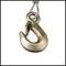 Metalowy hak jest przymocowany do liny. Hak posiada lśniącą, brązową powierzchnię i jest solidnie wykonany.