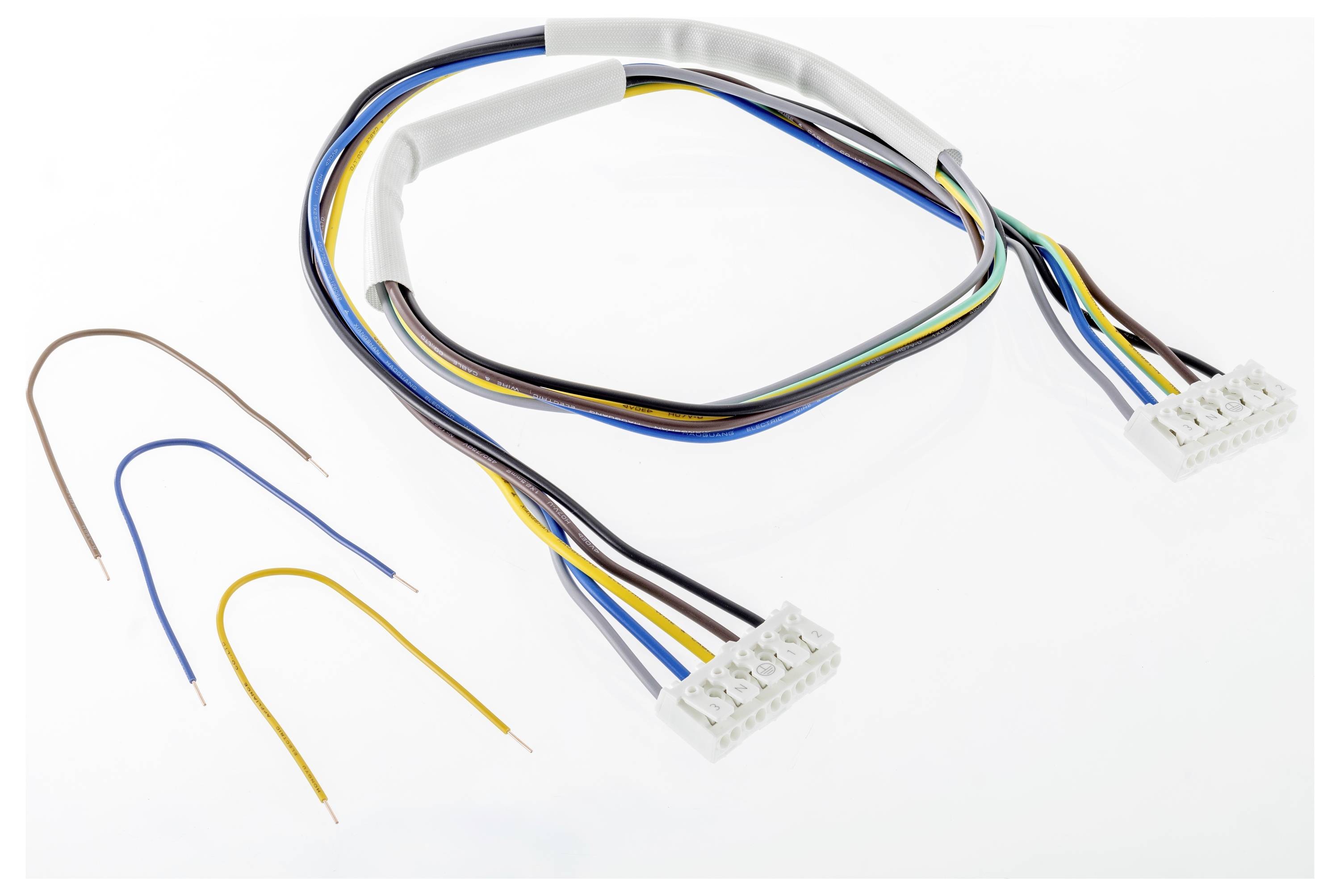 Wiązka przewodów z wieloma przewodami w kolorowych kodach i złączkami, obok trzech izolowanych przewodów w kolorach żółtym, niebieskim i brązowym.