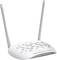 Biały router Wi-Fi z dwoma pionowymi antenami. Urządzenie posiada liczne otwory wentylacyjne i logo na przedniej stronie.