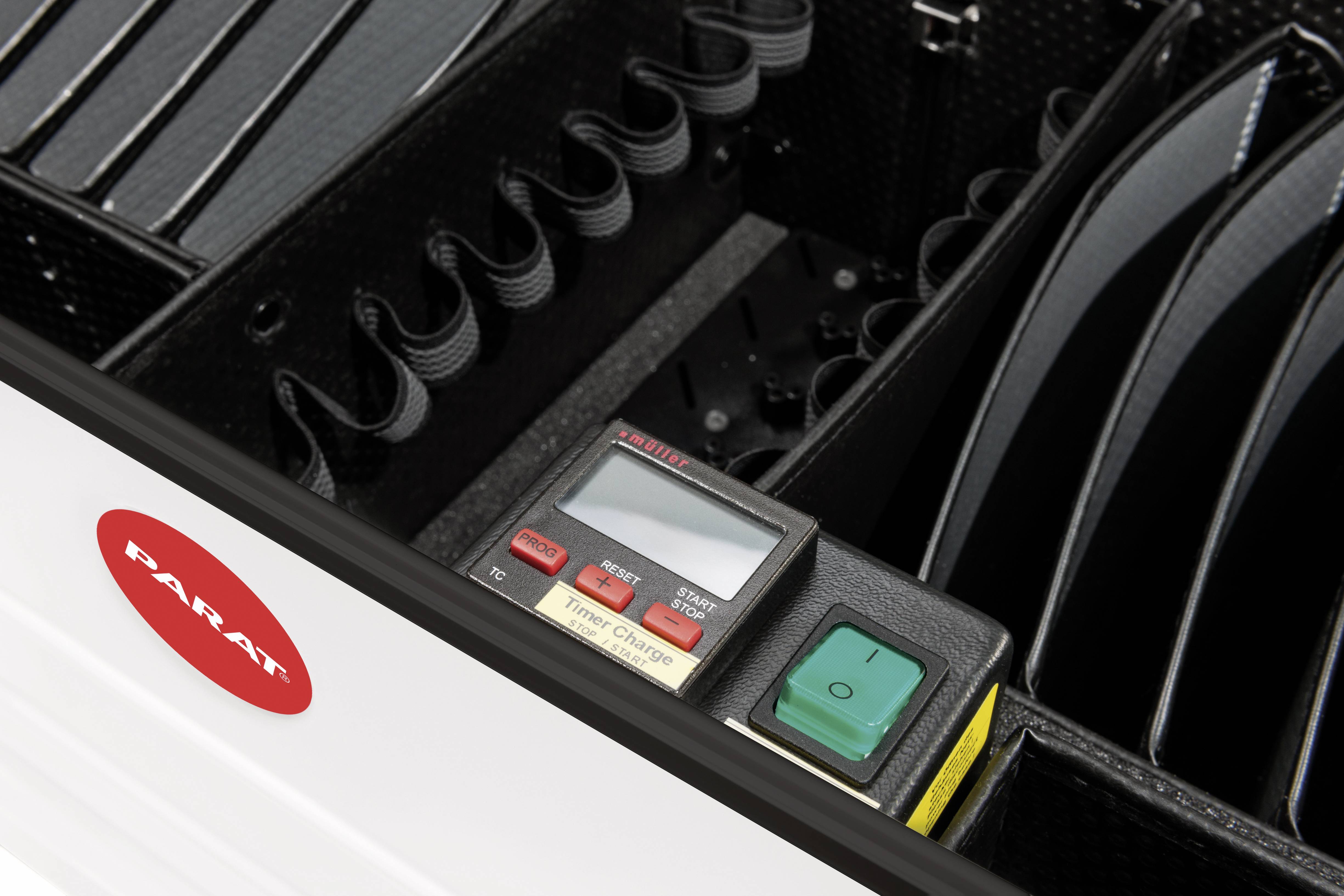 Cyfrowy wyświetlacz i przełącznik w czarnej walizce z przegródkami, z logo 'PARAT'. Przeznaczony głównie do przechowywania sprzętu.